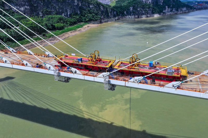 柳梧鐵路盤龍柳江特大橋?qū)崿F(xiàn)高精度合龍。黎文剛攝