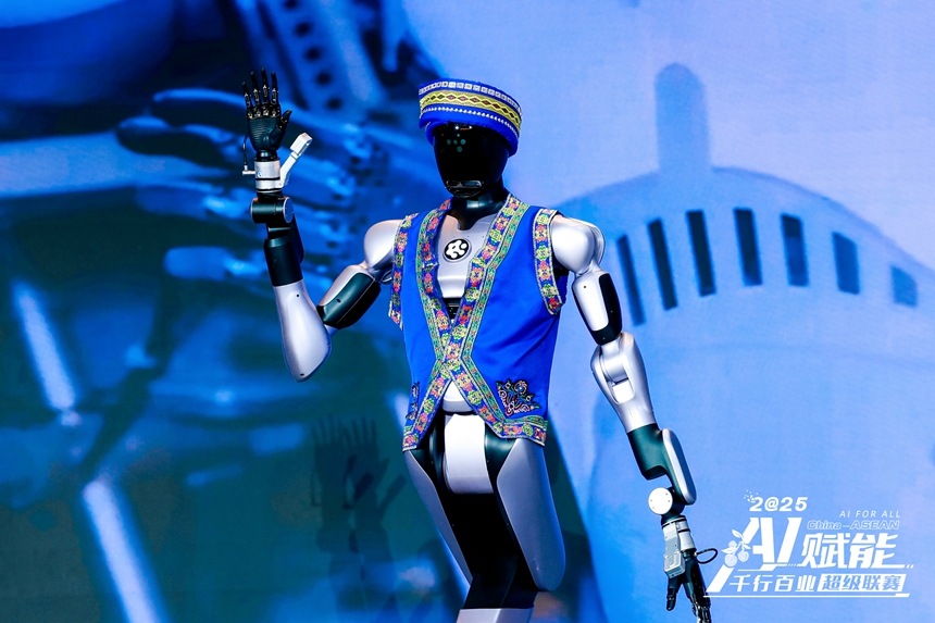 智平方的具身智能機器人“愛寶”亮相現(xiàn)場。主辦方供圖