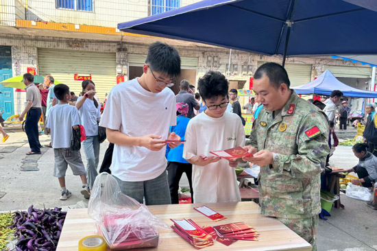 工作人員在街道宣傳。田林縣人民政府征兵辦公室供圖12