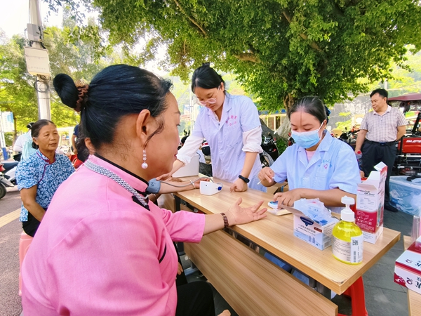 武漢大學(xué)基礎(chǔ)醫(yī)學(xué)院和右江民族醫(yī)學(xué)院附屬醫(yī)院聯(lián)合到西林縣開(kāi)展義診活動(dòng)