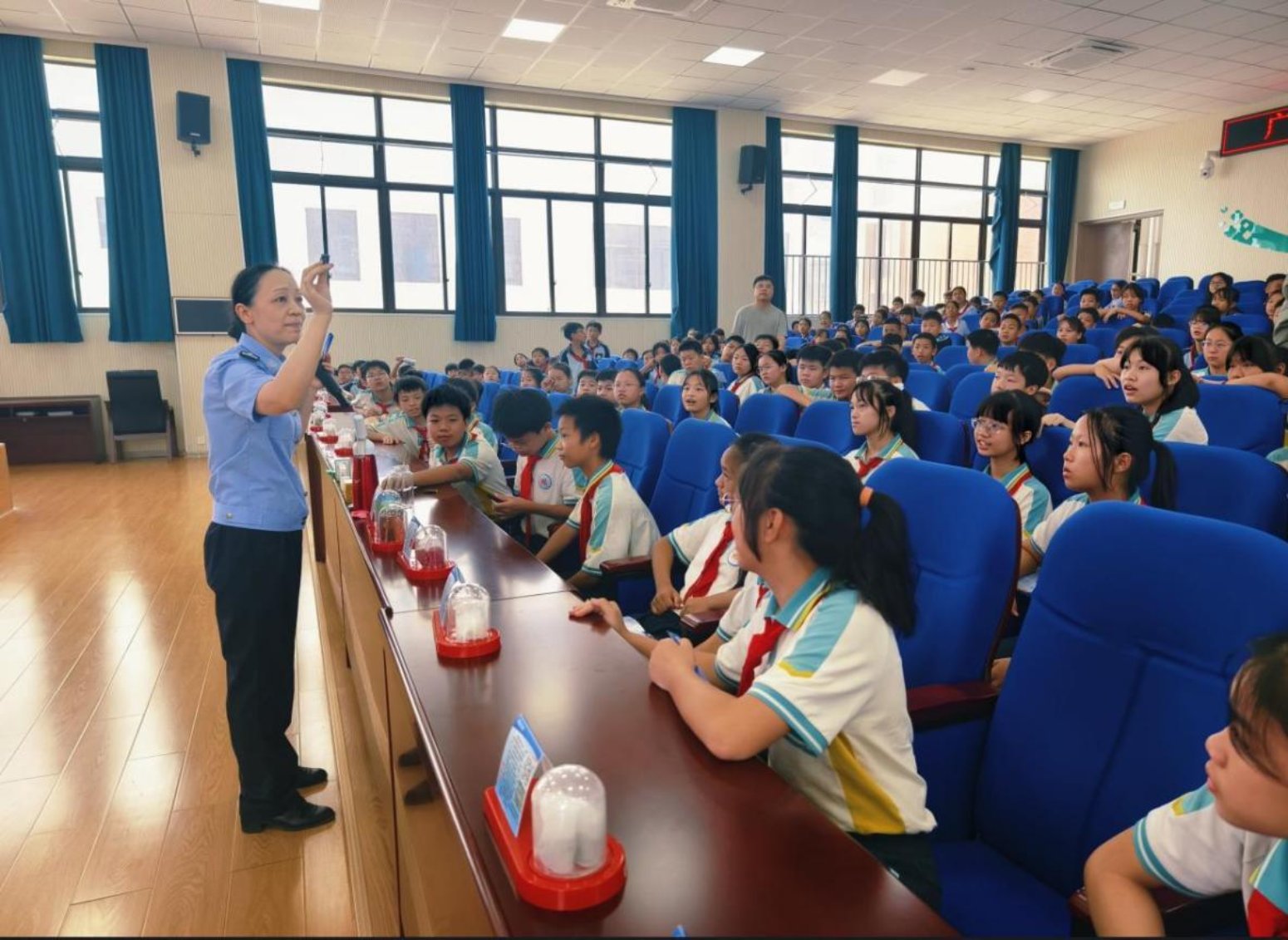 九部門聯(lián)動護(hù)苗 千余師生共沐法治陽光