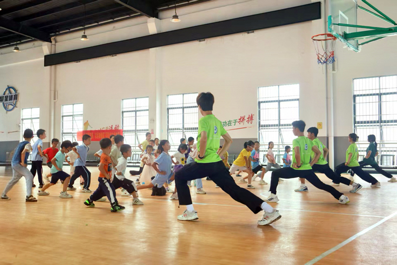 運(yùn)動(dòng)前熱身。廣西幼師供圖