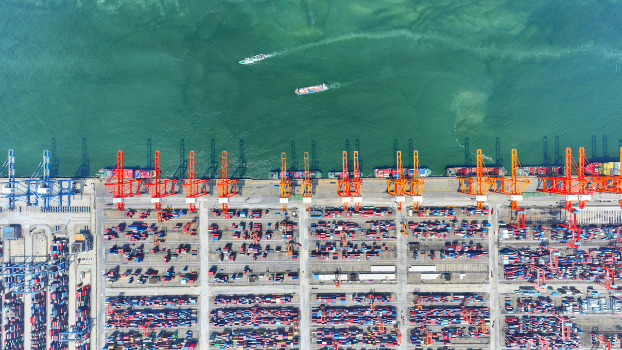 俯瞰廣西北部灣港欽州自動化集裝箱碼頭。人民網(wǎng) 付華周攝