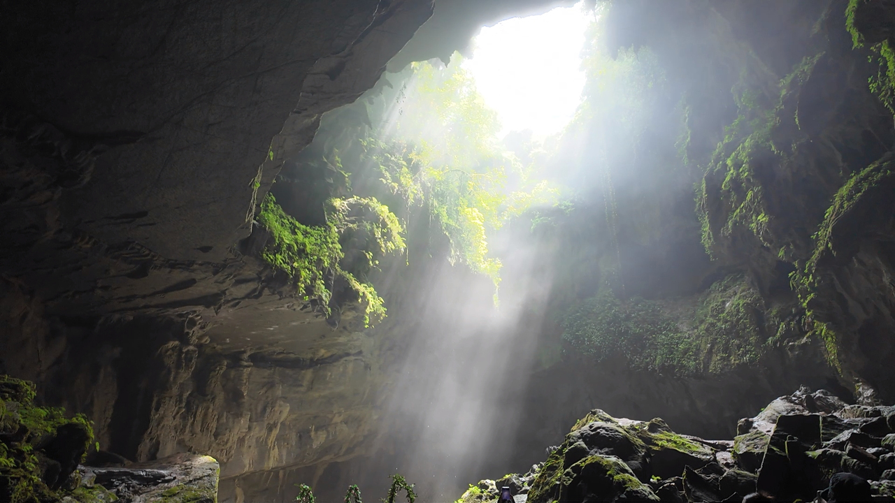 金鐘山“天窗”。人民網(wǎng) 雷琦竣攝
