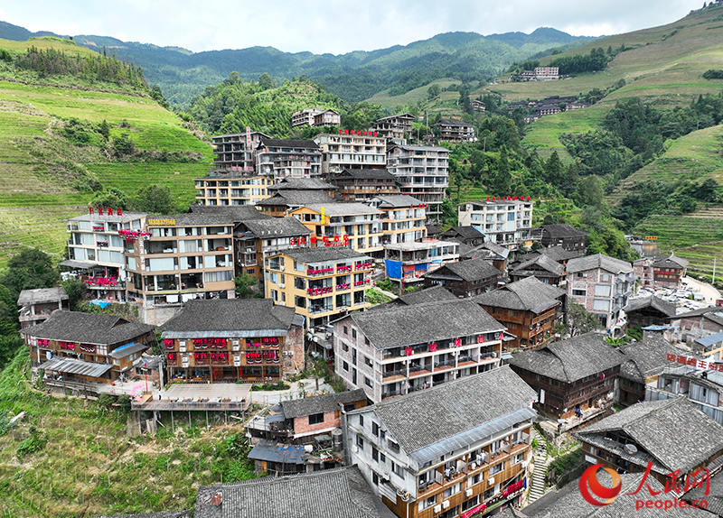 大寨村的傳統(tǒng)木樓改造升級(jí)為精品民宿。人民網(wǎng) 梁章暉攝