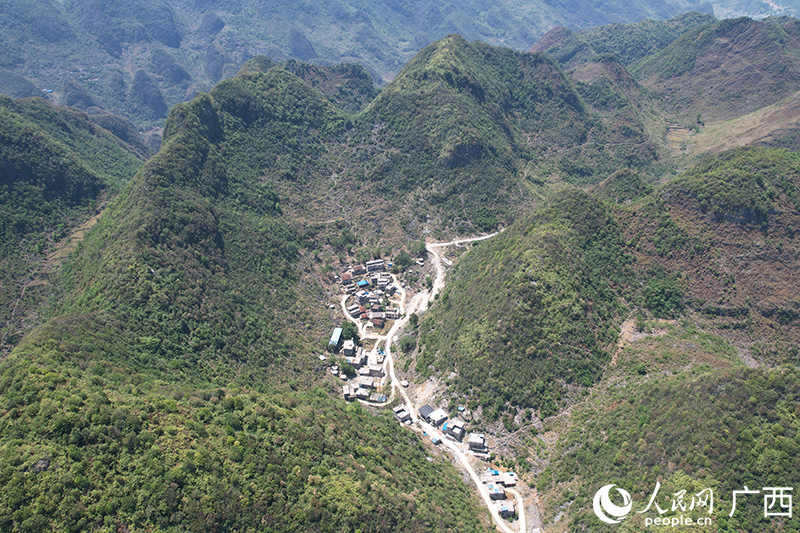 大石山區(qū)深處的弄恒屯。人民網(wǎng) 梁章暉攝