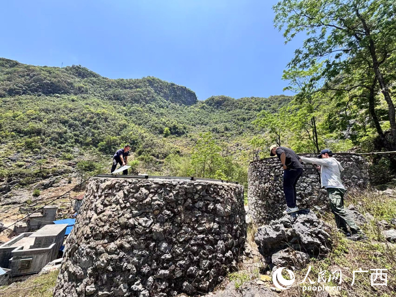 村民自行修建用來儲水的水柜。人民網(wǎng) 何寧攝