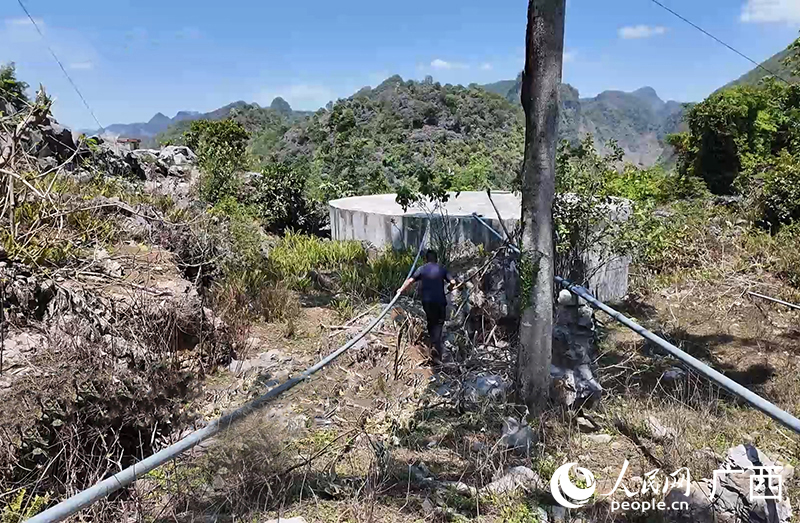 弄恒屯農(nóng)村飲水安全工程連接著集中供水管道。人民網(wǎng) 雷琦竣攝