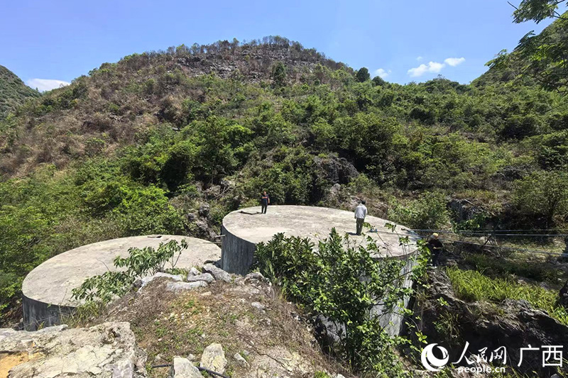 弄恒屯集中水柜矗立在烈日之下。人民網(wǎng)記者 覃心攝