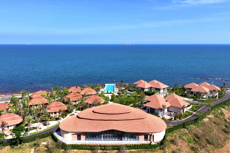 廣旅·防城港白沙灣國(guó)際康旅度假區(qū)首開區(qū)于2025年6月28日正式開業(yè)，有效豐富與提升了北欽防地區(qū)文旅業(yè)態(tài)品質(zhì)。廣旅集團(tuán)供圖