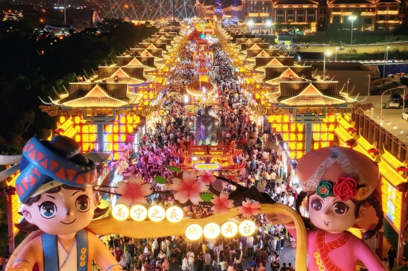 廣旅·南寧之夜自2023年1月開街至今，持續(xù)火爆出圈，街區(qū)累計(jì)客流突破2000萬人次，成為南寧乃至廣西文旅的新地標(biāo)和“網(wǎng)紅打卡地”。廣旅集團(tuán)供圖