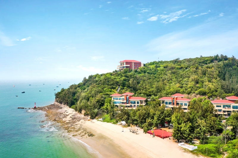 廣旅集團(tuán)旗下廣悅?cè)A·冠嶺山莊坐落于北海冠頭嶺國(guó)家森林公園內(nèi)，以“康養(yǎng)+”模式，打造全齡化旅居目的地，躋身北海文旅融合發(fā)展的標(biāo)桿之作。廣旅集團(tuán)供圖