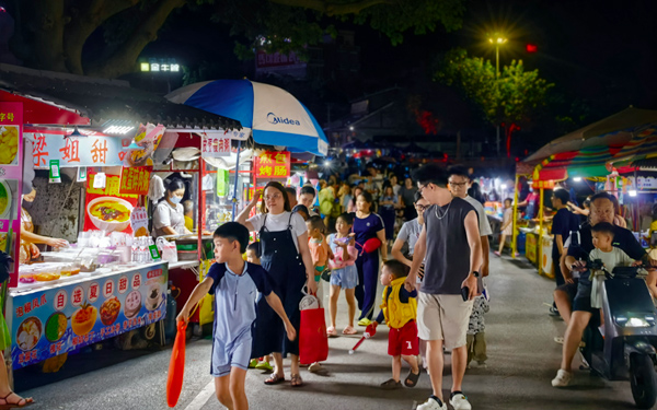 熱鬧非凡的龍?zhí)稘竦毓珗@小吃街