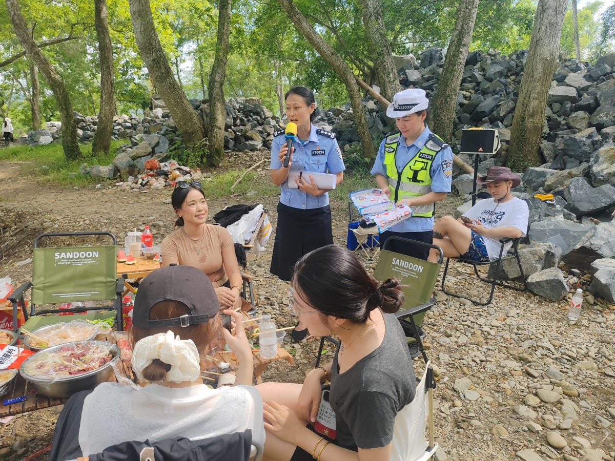 民警在河邊開展安全宣傳
