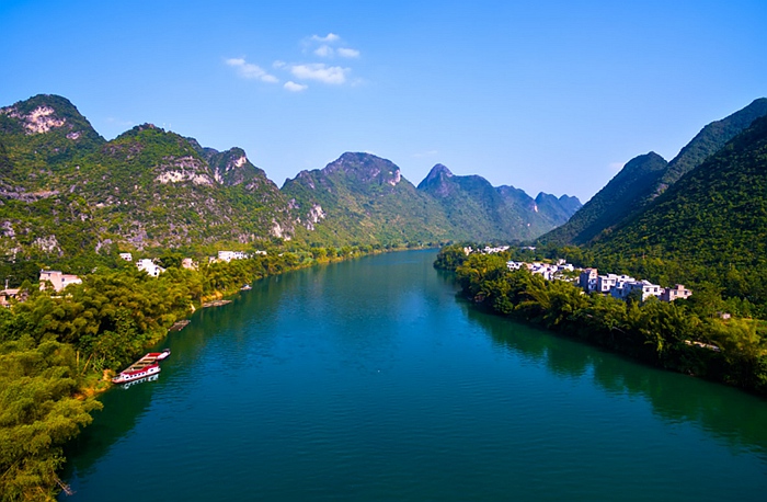 圖為水清岸綠景美的廣西大化紅水河百里風(fēng)情畫廊