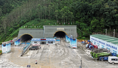 廣西平容高速項(xiàng)目石中囊隧道全面貫通