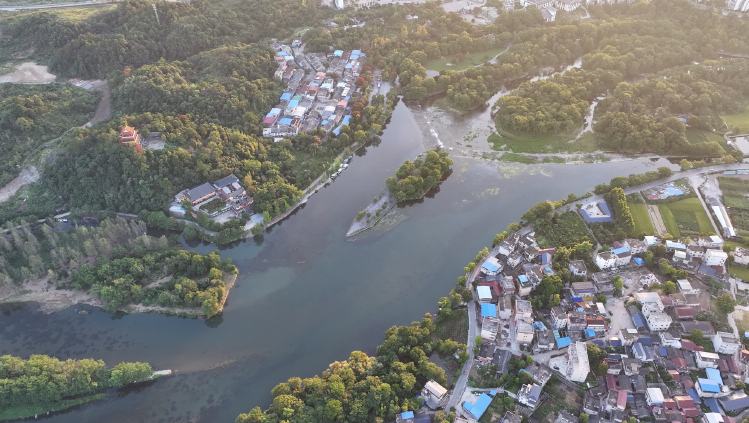 行進中國丨千年靈渠“靈”在哪兒？一場大雨過后，桂林靈渠水利風景區(qū)水流湯湯，游客不絕。興安縣南陡口村村民秦峰自家開的農家樂外，新修的青石板路蜿蜒至靈渠畔，草坪如綠毯般鋪展，“以前渠邊雜草叢生，現(xiàn)在成了大公園！”秦峰欣慰地說，“現(xiàn)在游客越來越多，這靈渠又‘活’了起來。”