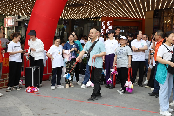 各族居民參與拋繡球活動