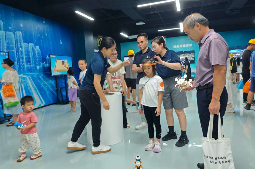 觀眾體驗?zāi)X控交互前沿科技。王靖山攝