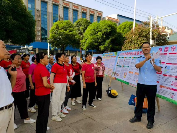工作人員現(xiàn)場為群眾講解食品安全相關(guān)知識
