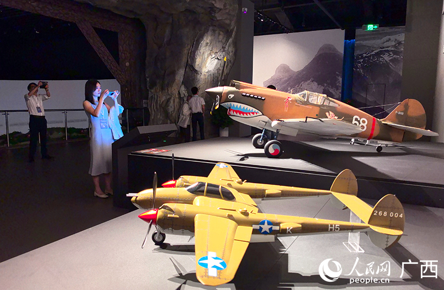 與會(huì)嘉賓參觀飛虎隊(duì)常設(shè)展覽。人民網(wǎng) 付華周攝