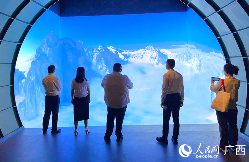 與會(huì)嘉賓沉浸式觀看穿越駝峰航線視頻。人民網(wǎng) 付華周攝