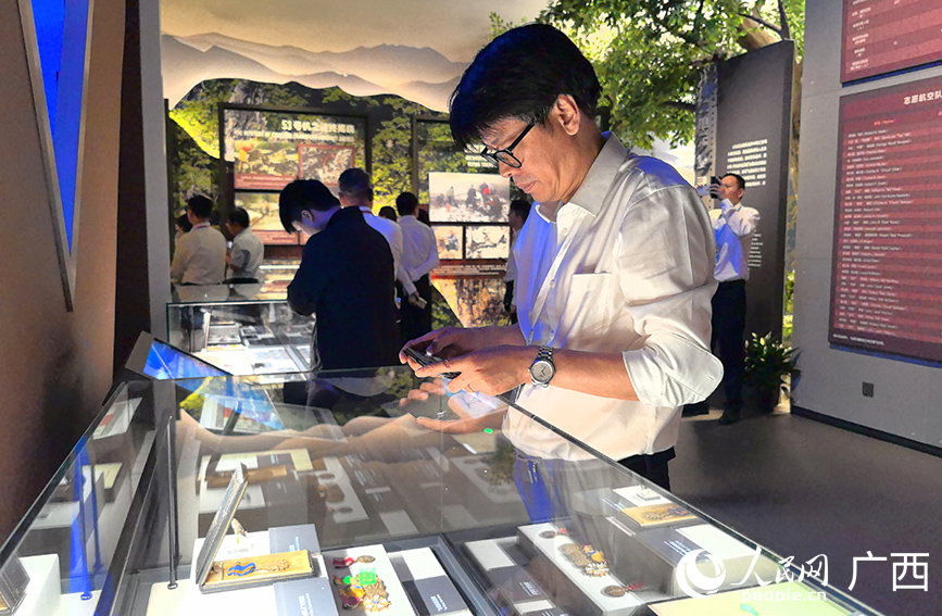 與會(huì)嘉賓參觀飛虎隊(duì)常設(shè)展覽。人民網(wǎng) 付華周攝