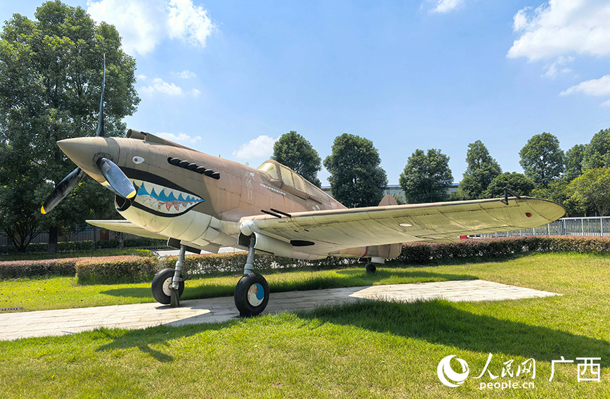 柳州市軍事博物園內(nèi)停放的飛虎隊(duì)?wèi)?zhàn)斗機(jī)模型。人民網(wǎng) 付華周攝