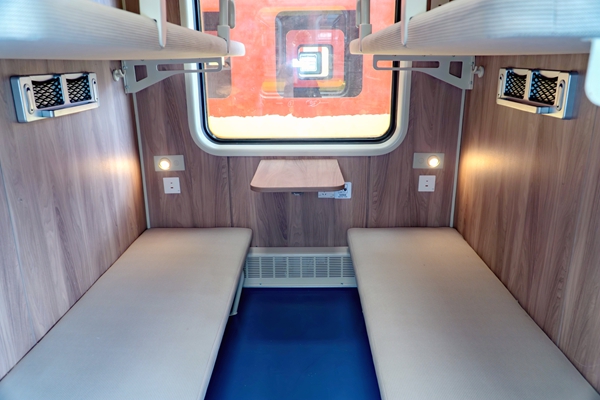 普惠型適老化旅游列車每個鋪位都增加了閱讀燈和充電口。孫赟飛攝