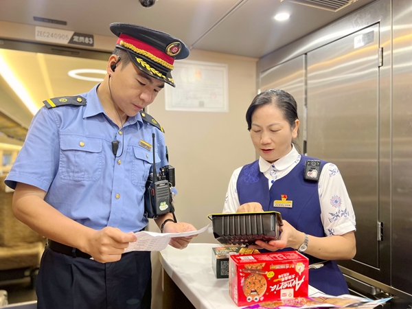 吳志瓊檢查列車餐食。段沛蕓攝