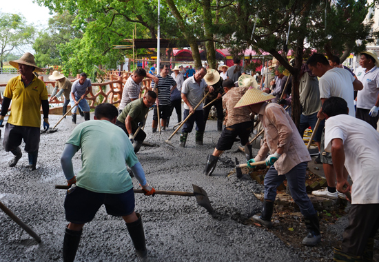 富川古城鎮(zhèn)桂洪村村民齊心協(xié)力修繕道路。富川縣委宣傳部供圖