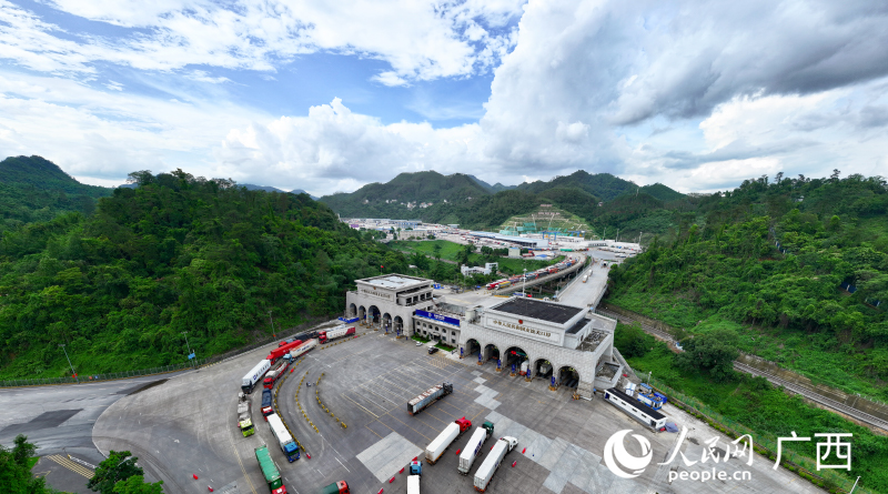 友誼關(guān)口岸出入境車輛往來不絕。人民網(wǎng) 雷琦竣攝