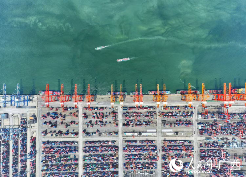 俯瞰廣西北部灣港欽州自動(dòng)化集裝箱碼頭。人民網(wǎng) 付華周攝
