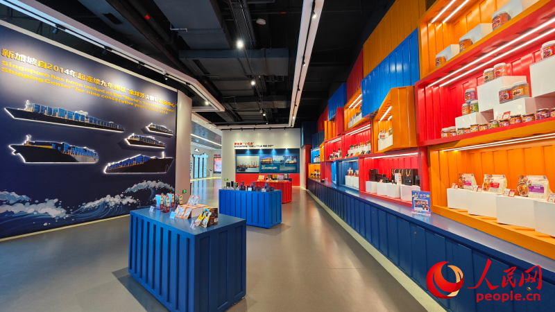 中國—東盟特色商品匯聚中心新加坡館。人民網(wǎng)記者 嚴(yán)立政攝