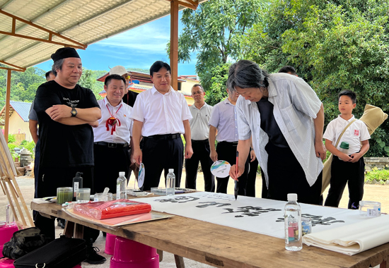 國家一級美術(shù)師丁杰在豐收節(jié)活動現(xiàn)場題詞。