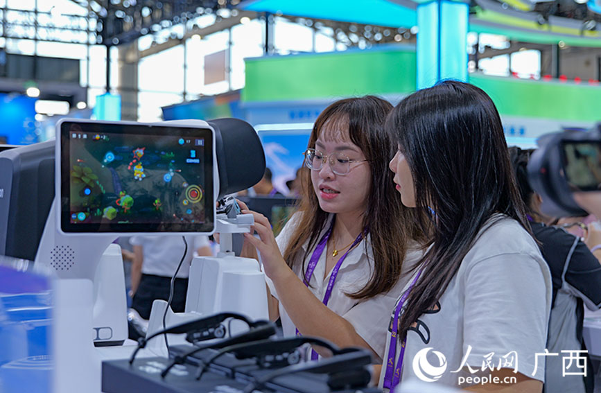 觀眾體驗(yàn)高科技展品。人民網(wǎng) 梁章暉攝