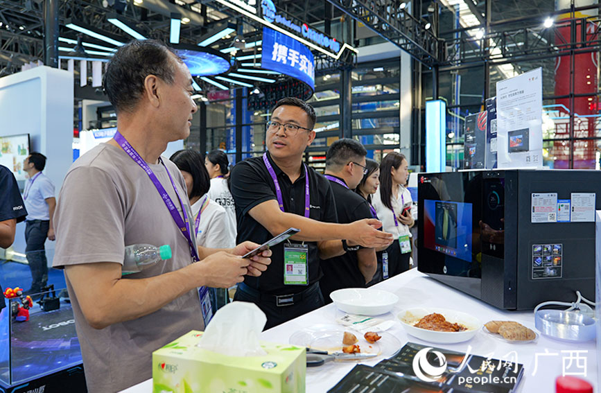 智能烹飪機(jī)。人民網(wǎng) 梁章暉攝