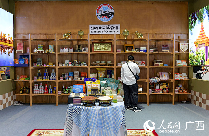 觀眾挑選東南亞商品。人民網(wǎng) 梁章暉攝