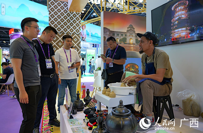 觀眾參觀東南亞展區(qū)。人民網(wǎng) 梁章暉攝