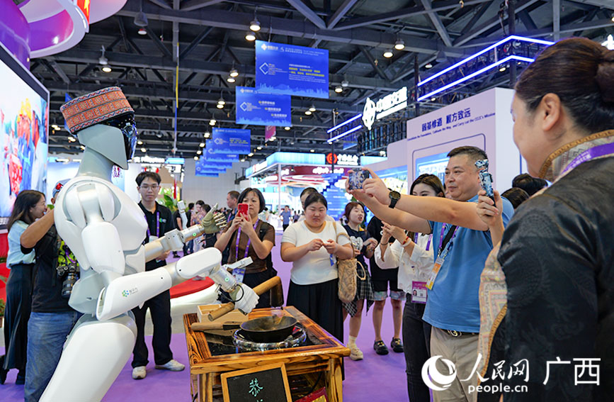 機(jī)器人打油茶。人民網(wǎng) 梁章暉攝