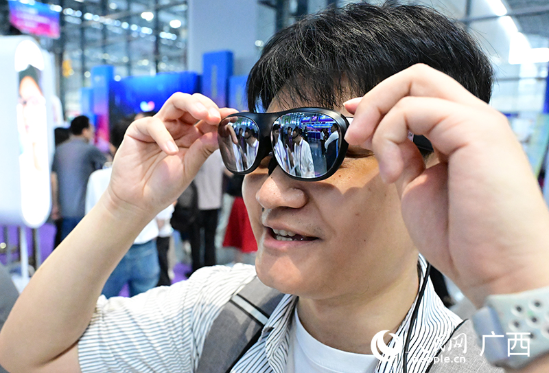 市民在體驗智能眼鏡。人民網(wǎng) 雷琦竣攝