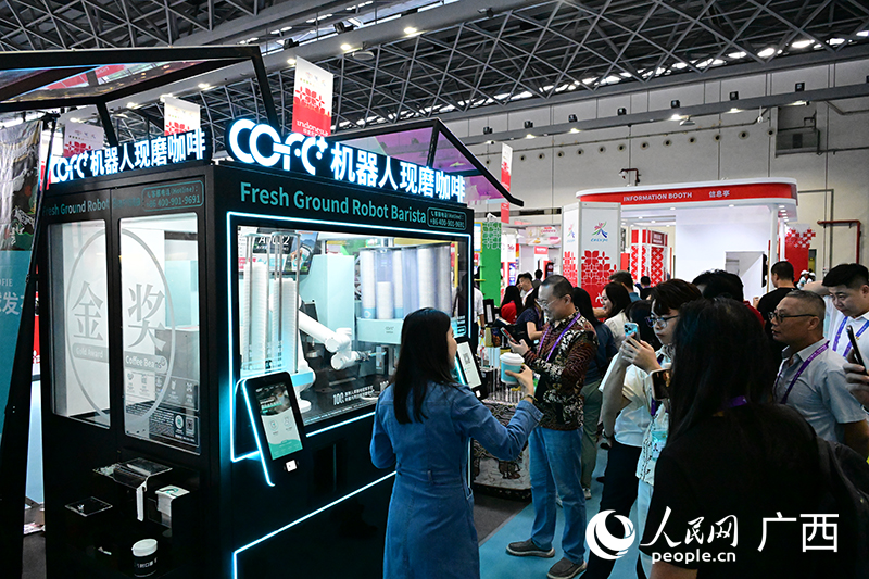 機器人現(xiàn)磨咖啡。人民網(wǎng) 雷琦竣攝