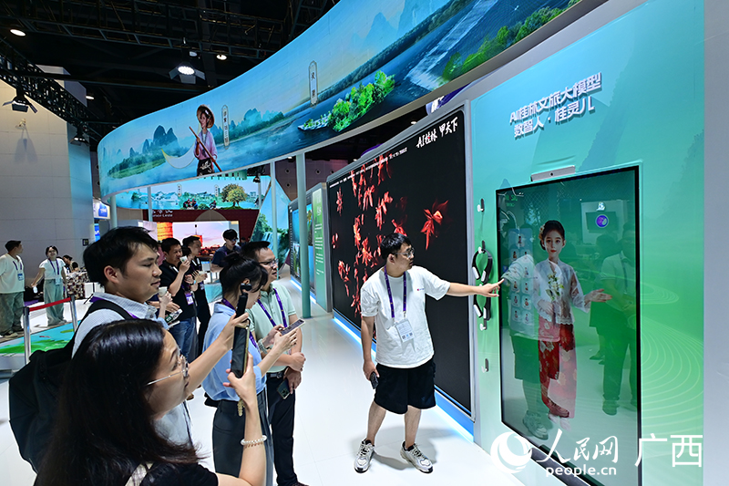 數(shù)智人“桂靈兒”在跟市民互動。人民網(wǎng) 雷琦竣攝