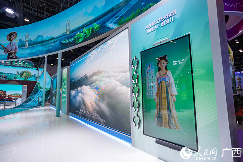 桂林文旅數(shù)智人“桂靈兒”。人民網(wǎng)記者 嚴(yán)立政攝