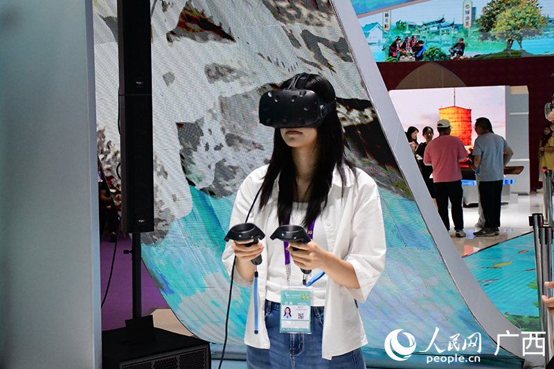 觀眾戴上VR設(shè)備，以第一視角體驗(yàn)鸕鶿捕魚。人民網(wǎng) 馮肖慧攝