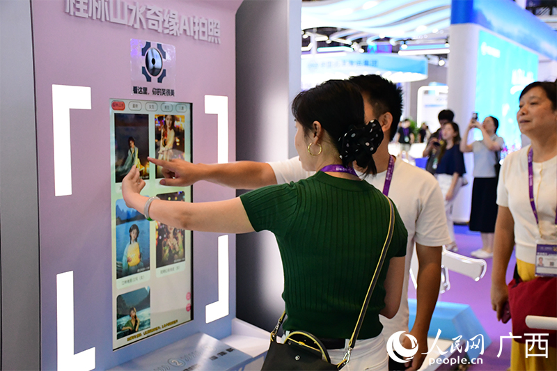 觀眾體驗(yàn)AI換裝。人民網(wǎng) 馮肖慧攝