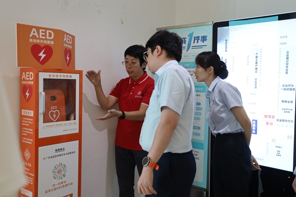 藍態(tài)公益AED急救行動項目負責(zé)人徐桂娟向青秀區(qū)政務(wù)服務(wù)中心工作人員講解AED急救機器的使用方法。主辦方供圖