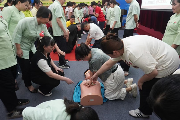 企業(yè)員工認真學(xué)習(xí)心肺復(fù)蘇按壓。主辦方供圖