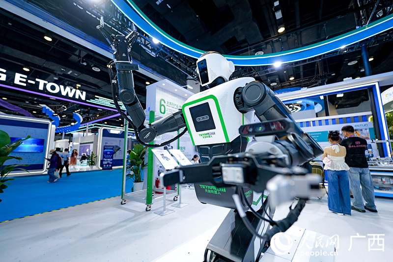 全球首款ⅡC T6級(jí)防爆人形機(jī)器人“天魁一號(hào)”。人民網(wǎng) 梁章暉攝