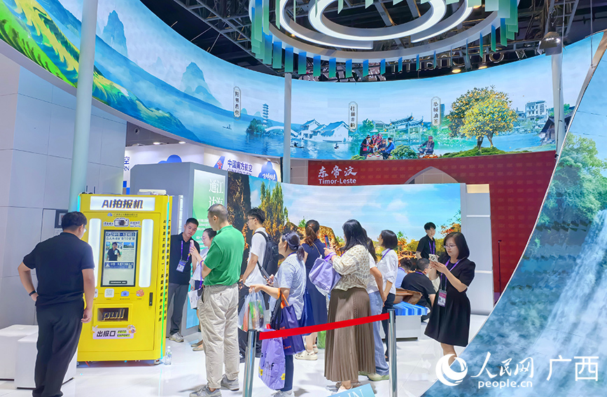 排隊(duì)體驗(yàn)AI拍照。人民網(wǎng) 付華周攝